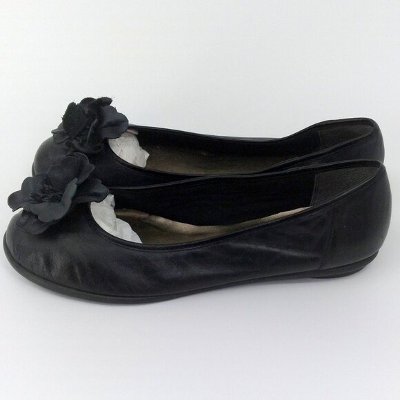 Clarks Soft 9.5 Slip On Black Leather Shoes Flower Applique - Picture 2 of 8